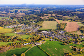 Vue du village depuis le nord, avec la coopérative agricole de Frankenwald. à Lehesten dans le département Thuringe, Allemagne