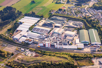 Parc industriel à la gare avec Wiegand-Glashüttenwerke GmbH et Bayerische Flaschen-Glashüttenwerke Vertriebs-GmbH à Steinbach am Wald dans le département Bavière, Allemagne
