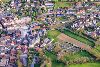 Cimetière et église Saint-Barthélemy à le quartier Rothenkirchen in Pressig dans le département Bavière, Allemagne