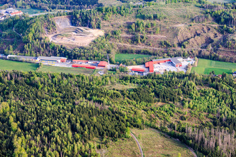 Zone industrielle à gauche de la route nationale 220 avec Max Frank Pressig GmbH à Pressig dans le département Bavière, Allemagne