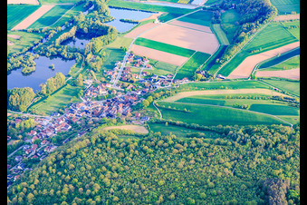 Vue du village depuis le nord avec le Wiesner Wörthsee et le Bergmannsee à le quartier Wiesen in Bad Staffelstein dans le département Bavière, Allemagne