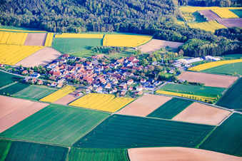 Vue du village depuis le nord avec Agrimarkt Versand à le quartier Birkach in Ebensfeld dans le département Bavière, Allemagne