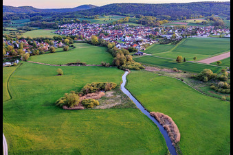 Cours de la rivière Baunach vers le sud-ouest à Reckendorf dans le département Bavière, Allemagne