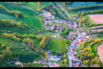 Vue du village depuis le sud-est avec le terrain de sport de SC Lußberg-Rudendorf à le quartier Lußberg in Breitbrunn dans le département Bavière, Allemagne