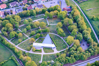 Cimetière Haßfurt (Nouveau cimetière / Am Rödersgraben), avec parc et salle de consécration triangulaire à Haßfurt dans le département Bavière, Allemagne