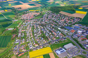 Vue de la ville depuis le sud-est, montrant NETTO, REWE et Alde Deutschland. à Euerbach dans le département Bavière, Allemagne