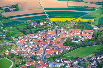 Ancien centre du village avec l'église Saint-Michel à Euerbach dans le département Bavière, Allemagne