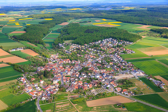 Du sud-est à le quartier Kützberg in Poppenhausen dans le département Bavière, Allemagne