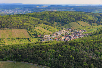 Village viticole entre vallée et forêt, vu du sud-ouest. à le quartier Wirmsthal in Euerdorf dans le département Bavière, Allemagne