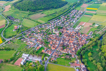 Du nord-est à le quartier Langendorf in Elfershausen dans le département Bavière, Allemagne