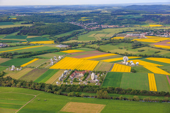 Antennes paraboliques pour la communication par satellite de la station terrestre Fuchsstadt à Fuchsstadt dans le département Bavière, Allemagne