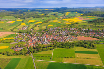 Vue d'un village dans la vallée de la Saale franconienne depuis le sud à le quartier Diebach in Hammelburg dans le département Bavière, Allemagne