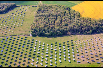 Le parc solaire de Gut Erlasee, actuellement en cours de démantèlement, est équipé de panneaux à suivi solaire. à le quartier Büchold in Arnstein dans le département Bavière, Allemagne