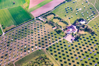 Le parc solaire de Gut Erlasee, actuellement en cours de démantèlement, est équipé de panneaux à suivi solaire. à le quartier Büchold in Arnstein dans le département Bavière, Allemagne