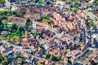 Vieille ville vue du nord avec l'église Saint-Nicolas et le château Arnstein Main Spessart sur le Kirchberg à Arnstein dans le département Bavière, Allemagne