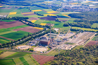 Centrale nucléaire désaffectée Grafenrheinfeld de Preussenelektra GmbH sur les rives du Main, avec stockage de Castor dans le « gymnase » et grande sous-station à Grafenrheinfeld dans le département Bavière, Allemagne