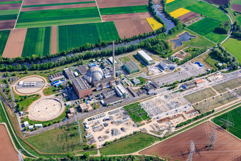 Centrale nucléaire désaffectée Grafenrheinfeld de Preussenelektra GmbH sur les rives du Main, avec stockage de Castor dans le « gymnase » et grande sous-station à Grafenrheinfeld dans le département Bavière, Allemagne