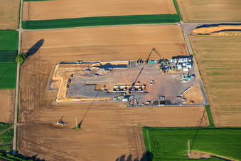 Chantier de construction du deuxième site de forage sur le Trappelberg du projet Lionheart de Vulcan Energy, destiné à assurer l'approvisionnement futur en chaleur neutre en carbone de la ville de Landau, ainsi qu'à l'extraction de lithium et à la production d'électricité via une centrale ORC. à Rohrbach dans le département Rhénanie-Palatinat, Allemagne
