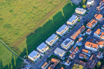 Nouveau quartier résidentiel avec immeubles d'appartements dans la Raiffeisenstrasse à Herxheim bei Landau dans le département Rhénanie-Palatinat, Allemagne