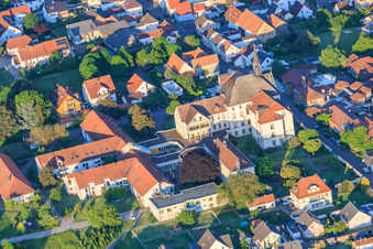 L'abbaye Saint-Paul d'Herxheim vue de l'ouest à Herxheim bei Landau dans le département Rhénanie-Palatinat, Allemagne