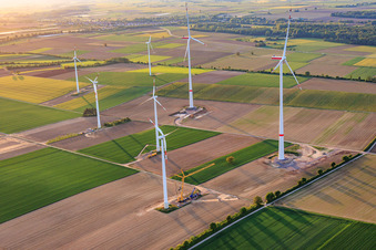 Modernisation du parc éolien Minfeld. JUWI remplace quatre turbines plus anciennes (GE 1.5) de 2004 par deux nouvelles turbines modernes Vestas V162, chacune d'une capacité de six MW. à Minfeld dans le département Rhénanie-Palatinat, Allemagne
