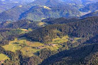 Du sud-est à le quartier Rohrbach in Schiltach dans le département Bade-Wurtemberg, Allemagne