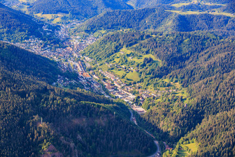 Vue de la ville dans la vallée de la Forêt-Noire depuis le nord à Schramberg dans le département Bade-Wurtemberg, Allemagne