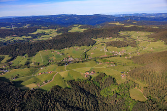 Prairies de la Forêt-Noire autour du Sulzbach, vues du nord-est à le quartier Diesenhof in Lauterbach dans le département Bade-Wurtemberg, Allemagne