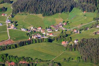 Vue du village avec l'église Maria Regina Pacis sur le ruisseau Sulzbach, vue du nord-est. à le quartier Diesenhof in Lauterbach dans le département Bade-Wurtemberg, Allemagne