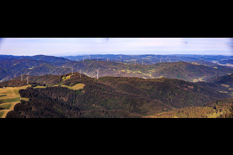 Panorama des parcs éoliens de la Forêt-Noire, Falkenhöhe au premier plan à le quartier Unter-Reichenbach in Hornberg dans le département Bade-Wurtemberg, Allemagne