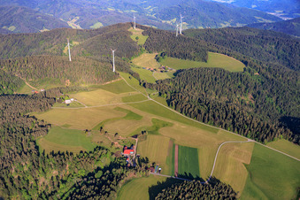 Parc de motocross BlackForest et parc éolien de Falkenhöhe à le quartier Unter-Reichenbach in Hornberg dans le département Bade-Wurtemberg, Allemagne