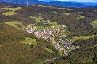 Vue de la ville dans la vallée de Schiltach depuis l'est à le quartier Tennenbronn in Schramberg dans le département Bade-Wurtemberg, Allemagne