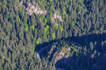 Rochers dans la Forêt-Noire le long de la L715 à le quartier Tennenbronn in Schramberg dans le département Bade-Wurtemberg, Allemagne