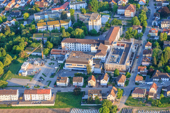 Chantier du nouveau bâtiment abritant le service des urgences, l'unité de soins intensifs et les services de diagnostic d'Asklepios Südpfalzkliniken GmbH. Maîtrise d'œuvre BPM Bau- und Projektmanagement Hart GmbH. Architecture, urbanisme et supervision du chantier: alsh sander hofrichter architekten GmbH, cabinet d'architecture et d'urbanisme. Bureau d'études Noll GmbH, Planification CVC (Chauffage, Ventilation, Plomberie, Gaz médicaux, Automatisation du bâtiment), Planification CVC (Systèmes haute et basse tension, Convoyeurs): DE-Plan GmbH & Co. KG, Ingénierie structurelle: ZPP Ingenieure AG, Architecture paysagère: hofmann_röttgen Landschaftsarchitekten BDLA, Protection incendie: Rieser-Wessel Brandschutzsachverständige & Ingenieure PartG mbB, et Physique du bâtiment / Isolation phonique et acoustique: Bureau d'études Seidel à Kandel dans le département Rhénanie-Palatinat, Allemagne