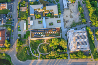 Nouveau bâtiment et jardin scolaire de l'école intégrée polyvalente Kandel à Kandel dans le département Rhénanie-Palatinat, Allemagne