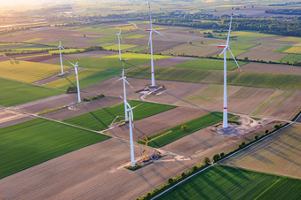 Modernisation du parc éolien Minfeld. JUWI remplace quatre turbines plus anciennes (GE 1.5) de 2004 par deux nouvelles turbines modernes Vestas V162, chacune d'une capacité de six MW. à Minfeld dans le département Rhénanie-Palatinat, Allemagne