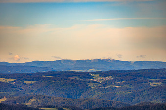 Neige sur le Feldberg à la mi-mai, venant du nord-est à le quartier Rinken in Hinterzarten dans le département Bade-Wurtemberg, Allemagne