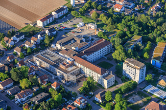 Chantier du nouveau bâtiment abritant le service des urgences, l'unité de soins intensifs et les services de diagnostic d'Asklepios Südpfalzkliniken GmbH. Maîtrise d'œuvre BPM Bau- und Projektmanagement Hart GmbH. Architecture, urbanisme et supervision du chantier: alsh sander hofrichter architekten GmbH, cabinet d'architecture et d'urbanisme. Bureau d'études Noll GmbH, Planification CVC (Chauffage, Ventilation, Plomberie, Gaz médicaux, Automatisation du bâtiment), Planification CVC (Systèmes haute et basse tension, Convoyeurs): DE-Plan GmbH & Co. KG, Ingénierie structurelle: ZPP Ingenieure AG, Architecture paysagère: hofmann_röttgen Landschaftsarchitekten BDLA, Protection incendie: Rieser-Wessel Brandschutzsachverständige & Ingenieure PartG mbB, et Physique du bâtiment / Isolation phonique et acoustique: Bureau d'études Seidel à Kandel dans le département Rhénanie-Palatinat, Allemagne