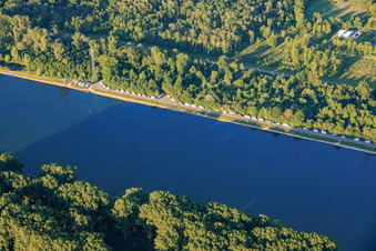 Aire de stationnement pour camping-cars sur les rives du Rhin à le quartier Leopoldshafen in Eggenstein-Leopoldshafen dans le département Bade-Wurtemberg, Allemagne