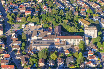 Chantier du nouveau bâtiment abritant le service des urgences, l'unité de soins intensifs et les services de diagnostic d'Asklepios Südpfalzkliniken GmbH. Maîtrise d'œuvre BPM Bau- und Projektmanagement Hart GmbH. Architecture, urbanisme et supervision du chantier: alsh sander hofrichter architekten GmbH, cabinet d'architecture et d'urbanisme. Bureau d'études Noll GmbH, Planification CVC (Chauffage, Ventilation, Plomberie, Gaz médicaux, Automatisation du bâtiment), Planification CVC (Systèmes haute et basse tension, Convoyeurs): DE-Plan GmbH & Co. KG, Ingénierie structurelle: ZPP Ingenieure AG, Architecture paysagère: hofmann_röttgen Landschaftsarchitekten BDLA, Protection incendie: Rieser-Wessel Brandschutzsachverständige & Ingenieure PartG mbB, et Physique du bâtiment / Isolation phonique et acoustique: Bureau d'études Seidel à Kandel dans le département Rhénanie-Palatinat, Allemagne