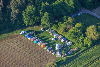 Campement de tentes de la Pentecôte à Erlenbach à Kandel dans le département Rhénanie-Palatinat, Allemagne