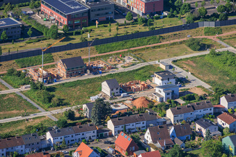 Premiers chantiers de construction résidentielle dans la nouvelle zone de développement de Storchenring à le quartier Queichheim in Landau in der Pfalz dans le département Rhénanie-Palatinat, Allemagne