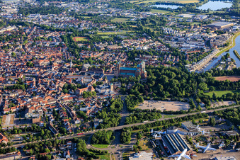 Vue de la ville depuis le sud avec Klipfelsau, la cathédrale, la Maximilianstrasse et le port de plaisance à Speyer dans le département Rhénanie-Palatinat, Allemagne