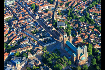 La rue Maximilianstrasse, vue de l'est, avec le Musée historique du Palatinat et la cathédrale à Speyer dans le département Rhénanie-Palatinat, Allemagne