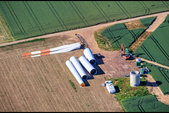 Démolition et démantèlement des quatre anciennes turbines (GE 1.5) datant de 2004 suite à la modernisation du parc éolien de Minfeld. à le quartier Minderslachen in Kandel dans le département Rhénanie-Palatinat, Allemagne