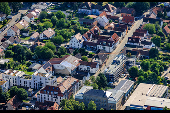 Chantier de construction du nouveau bâtiment de la cafétéria de l'école primaire Ludwig-Riedinger, commandé par la commune de Kandel. Architectes : zwo/elf PartmbB. Travaux de terrassement : Gaudier Erd- und Rückbau GmbH. Travaux de fenêtres : Trumpf Metallbau GmbH. Architecture paysagère : Bauer.Landschaftsarchitekten. Travaux de construction : Bender+Urich GmbH & Co.KG. Ingénierie structurelle : Ingenieurbüro Sikora. Travaux de façade : AS-Fassaden GmbH. Construction du gros œuvre : Wünschel BAU GmbH. Travaux électriques : Wieland & Schultz GmbH. Ministère de l'Éducation, des Sciences, de la Formation continue et de la Culture de Rhénanie-Palatinat à Kandel dans le département Rhénanie-Palatinat, Allemagne