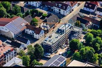 Chantier de construction du nouveau bâtiment de la cafétéria de l'école primaire Ludwig-Riedinger, commandé par la commune de Kandel. Architectes : zwo/elf PartmbB. Travaux de terrassement : Gaudier Erd- und Rückbau GmbH. Travaux de fenêtres : Trumpf Metallbau GmbH. Architecture paysagère : Bauer.Landschaftsarchitekten. Travaux de construction : Bender+Urich GmbH & Co.KG. Ingénierie structurelle : Ingenieurbüro Sikora. Travaux de façade : AS-Fassaden GmbH. Construction du gros œuvre : Wünschel BAU GmbH. Travaux électriques : Wieland & Schultz GmbH. Ministère de l'Éducation, des Sciences, de la Formation continue et de la Culture de Rhénanie-Palatinat à Kandel dans le département Rhénanie-Palatinat, Allemagne