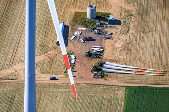 Démolition et démantèlement des quatre anciennes turbines (GE 1.5) datant de 2004 suite à la modernisation du parc éolien de Minfeld. à Kandel dans le département Rhénanie-Palatinat, Allemagne