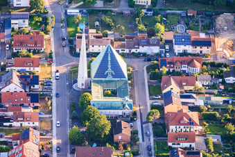 Bâtiment moderne avec toit photovoltaïque de l'église protestante Christ Church à Speyer dans le département Rhénanie-Palatinat, Allemagne