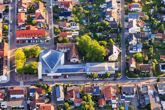 Bâtiment moderne avec toitures photovoltaïques de l'église catholique Saint-Conrad à Speyer dans le département Rhénanie-Palatinat, Allemagne
